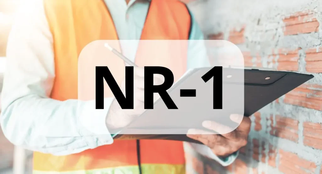Profissional de colete de segurança laranja em ambiente de trabalho, com o selo NR-1 em destaque
